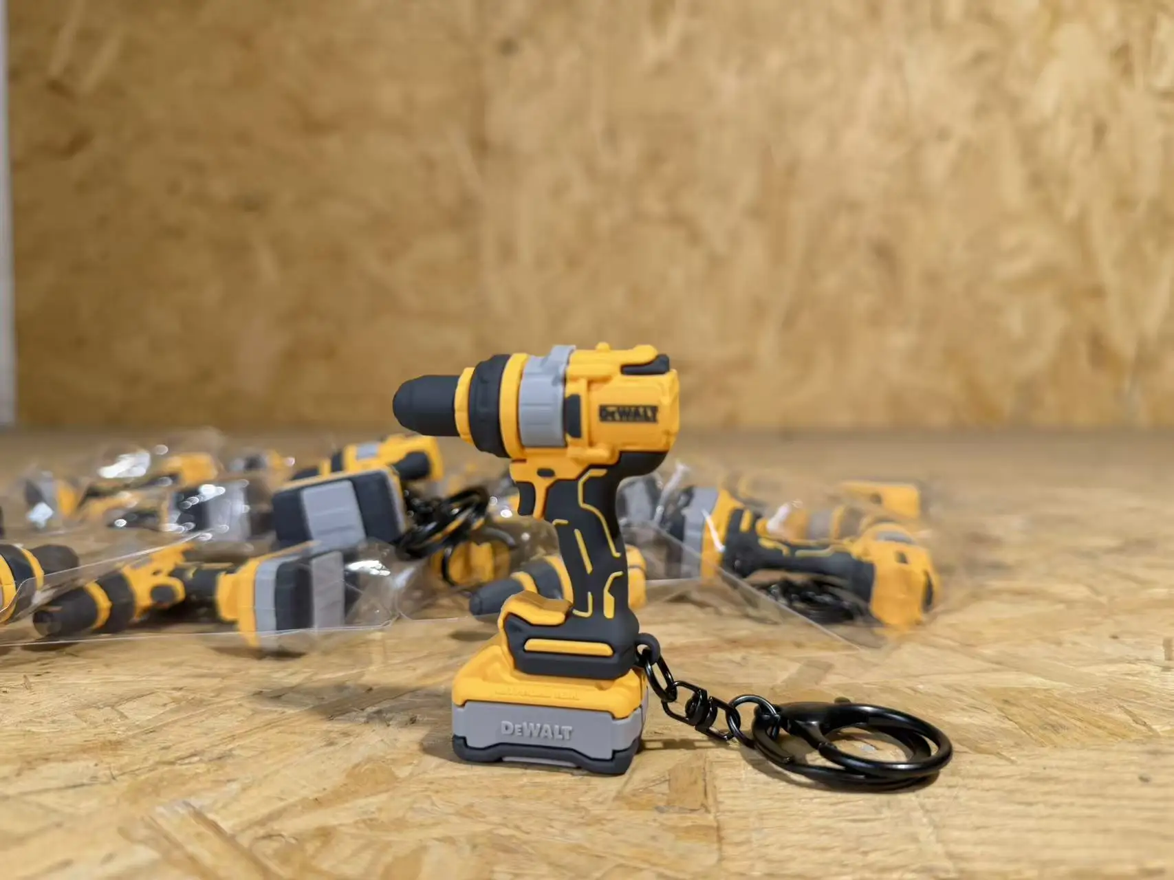 DEWALT DCD1007 Schlüsselanhänger im Bohrmaschinen-Design aus Gummimaterial mit schwarzem Aufhängering