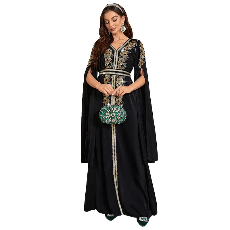 جلابية سوداء طويلة بتطريز فاخر وأكمام كاب