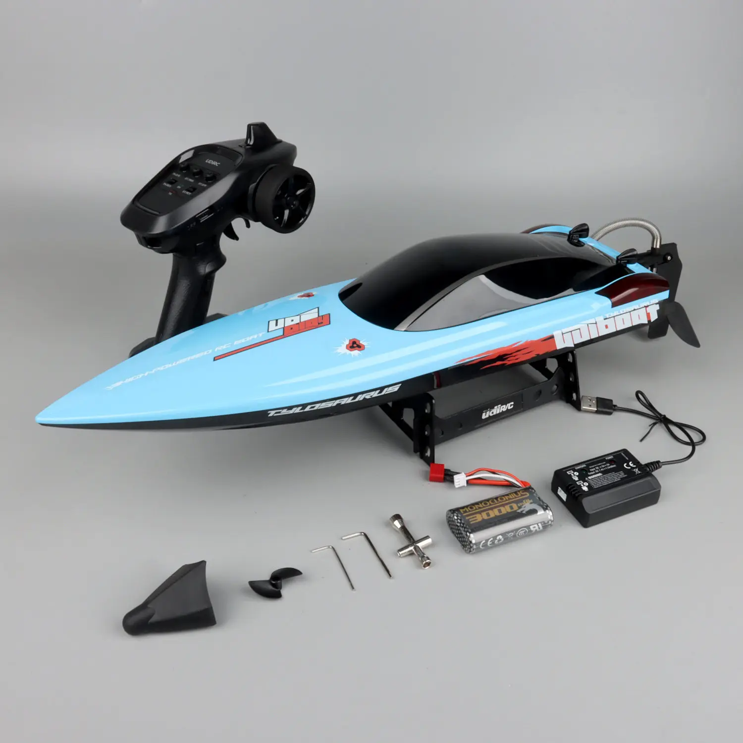 Bateau UDI025 Blanc avec télécommande 2.4GHz, prêt à naviguer rapidement.