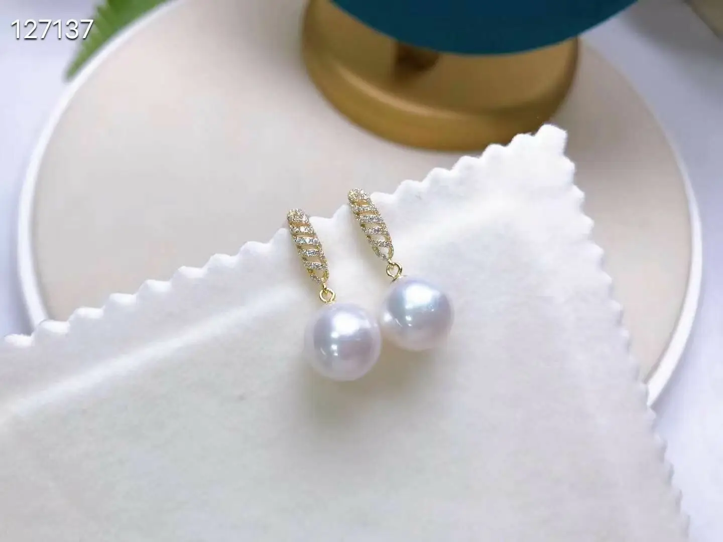 

Gorgeous South Sea 10-11mm South Sea White Pearl Earring 925s