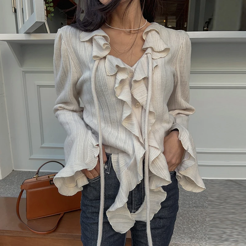 Рисунок 3 - Женская блузка с V-образным вырезом