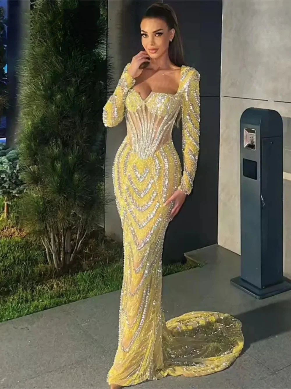 فستان سهرة بحورية البحر كريستال سباركلي برقبة مربع...