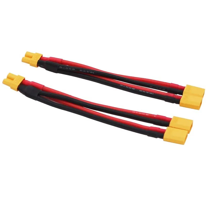Adaptateur Y XT30 10cm 18AWG branché sur un chargeur de batterie drone, vue d'ensemble