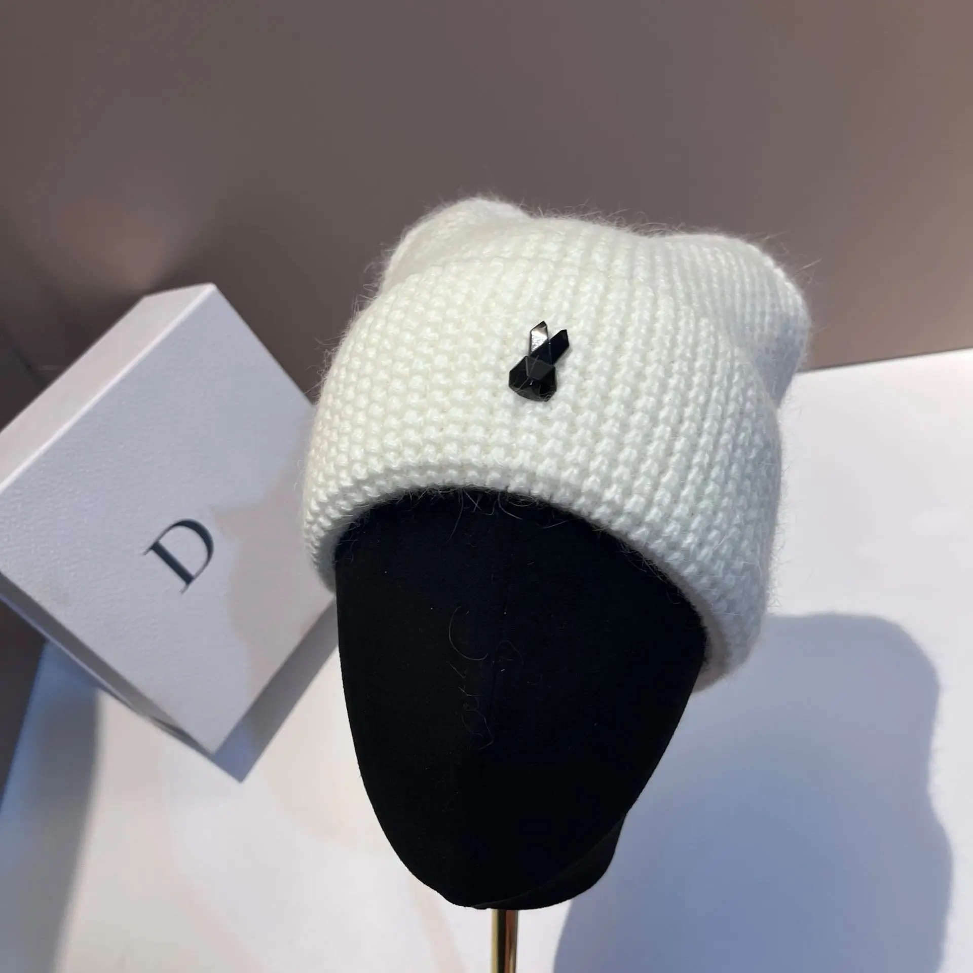 Autunno e inverno nuovo cappello lavorato a maglia in pelliccia di coniglio scozzese moda orecchie di coniglio carino caldo morbido cappello di lana glutinosa da donna
_voghion.com