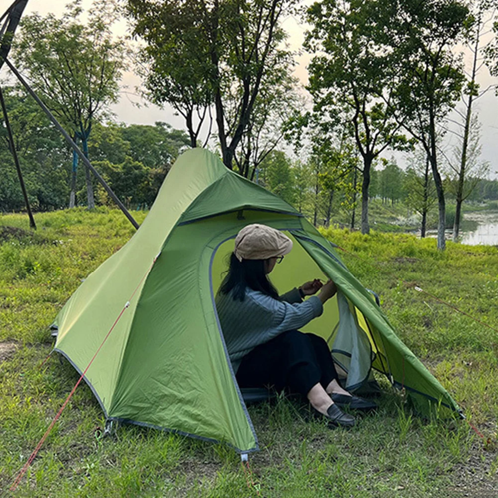 Kit De Survie Des Touristes Et Tente De Camping Dans Les Forêts D'automne