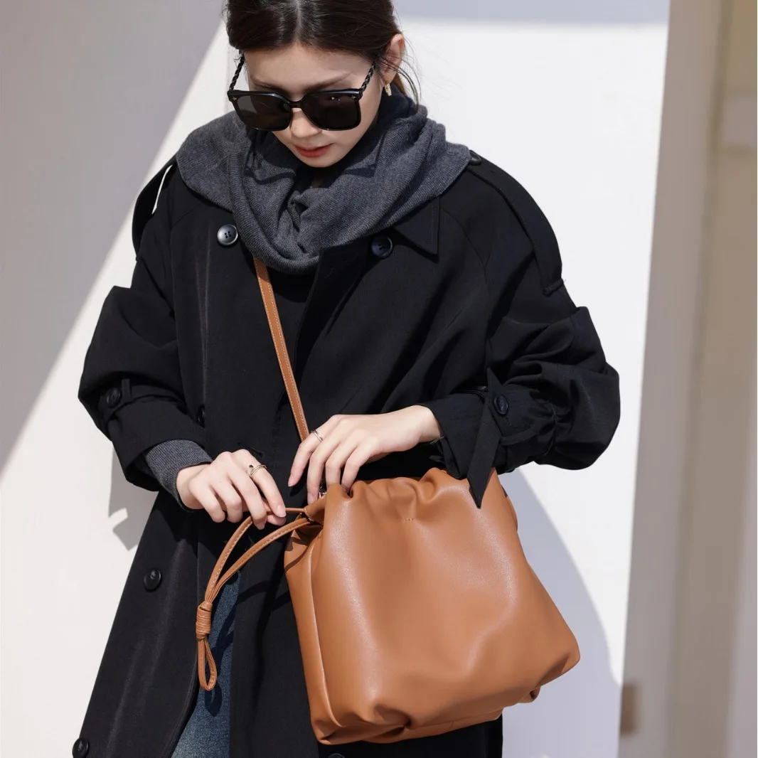 

2024 F/W New Premium Cowhide Bucket Tote Bag for Women with Large Capacity, Elegant and Niche Shoulder Crossbody for Commuting