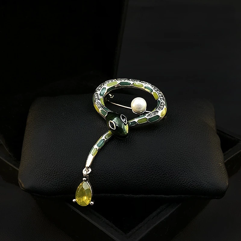 Exquisite Smart Snakes Brooch Men Women Retro Corsage Elegant Sweater Suit Animal Pin Accessories Pearl Rhinestone Jewelry Gifts