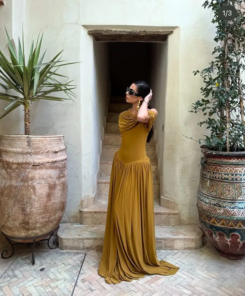 فستان جديد لربيع وصيف 2025 بكتف مائل وخصر