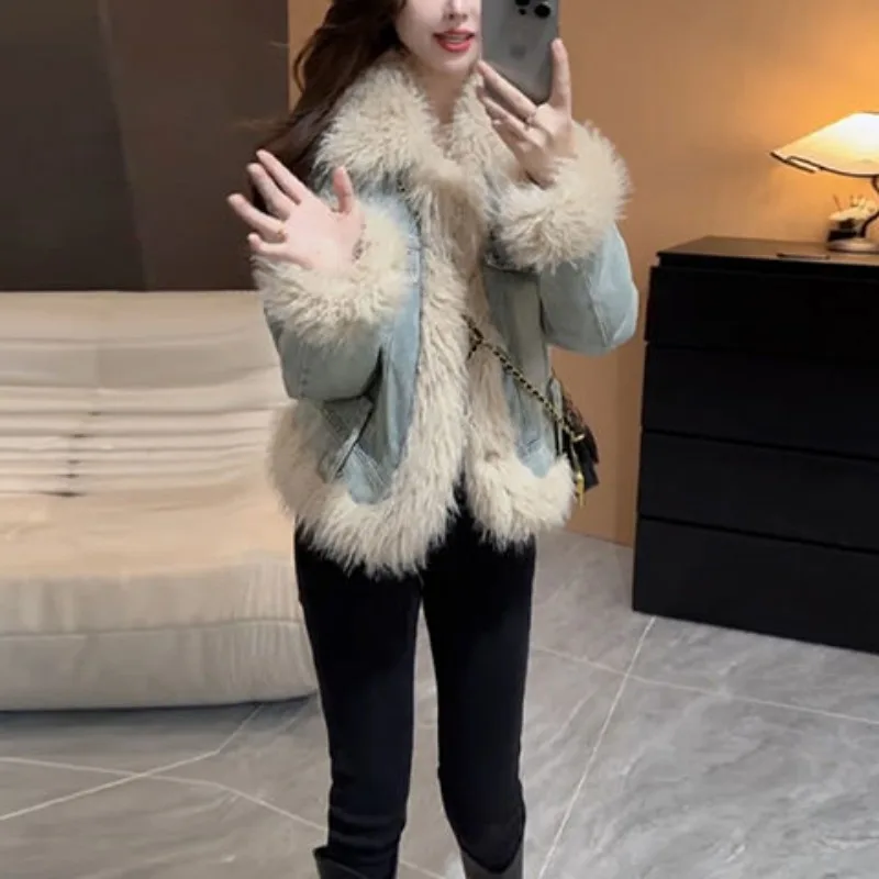 Female Retro Denim Splicing Denim Jacket Women's Winter 2025 New Loose and Thickened Fashion Temperament Short Pie To Overcome