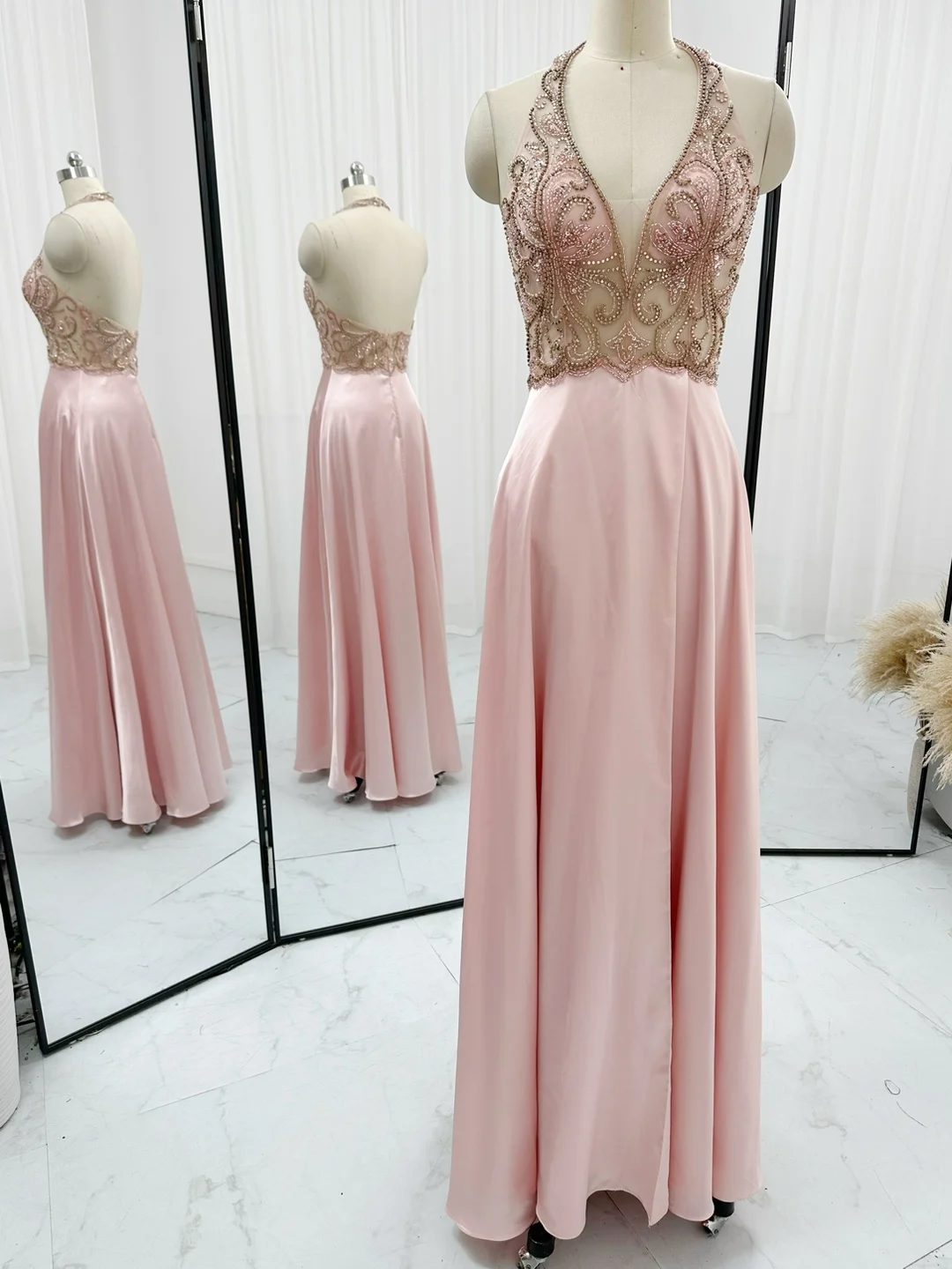 

Розовое тяжелое рабочее платье с глубоким V-образным вырезом и снижением спины, относительно милое Ночное платье M1240