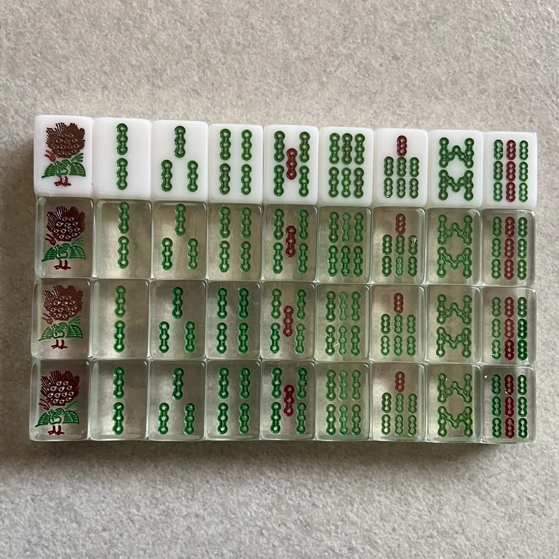Telhas Do Jogo De Mahjong Na Caixa Isolada No Branco Imagem de Stock -  Imagem de contador, tabela: 37620133