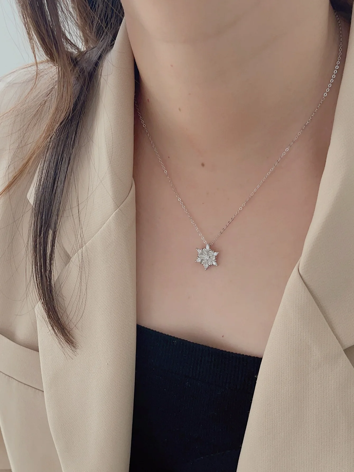 European and American retro S925 snowflake shaped diamond necklace with elegant temperament and personality