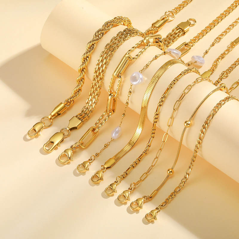 Collection de bracelets dorés élégants pour femme avec perles décoratives
