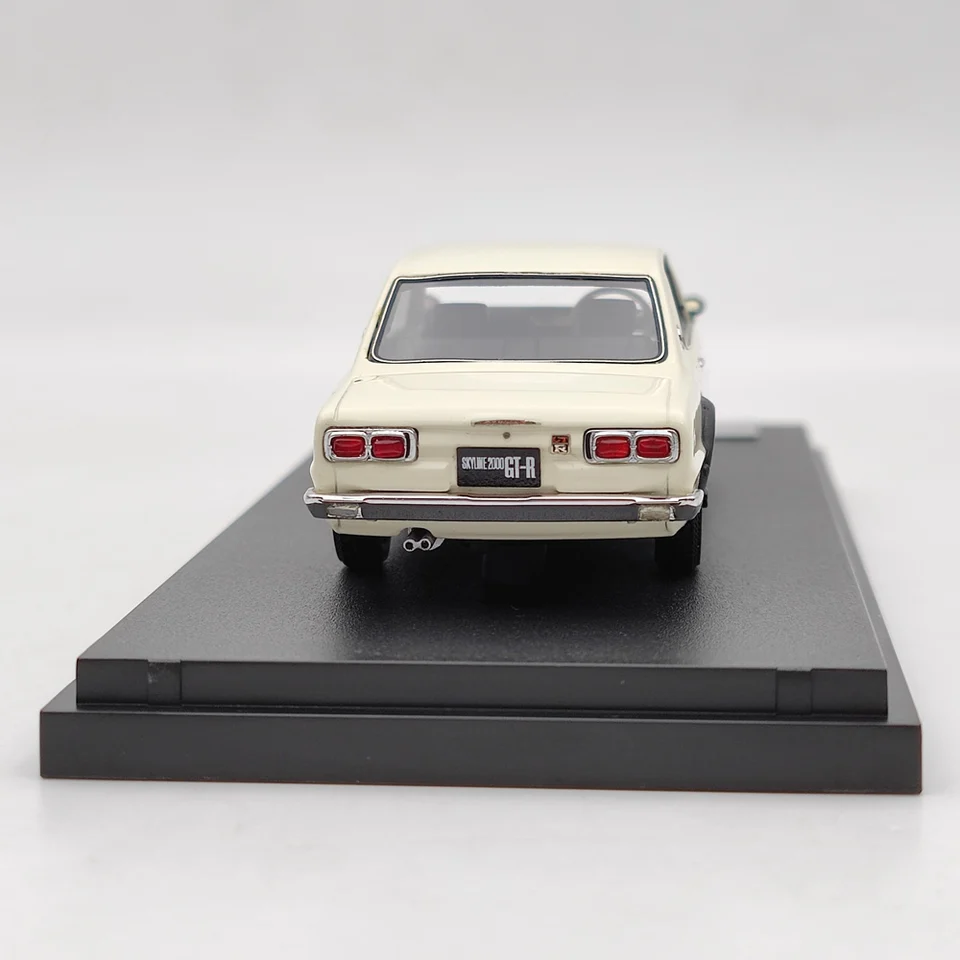 1/43 Nissan Skyline 2000 GT-R (KPGC10) 1) Nissan Skyline 2000 GT-R 1969 4 Door Silver 1:43 Kyosho 05511S