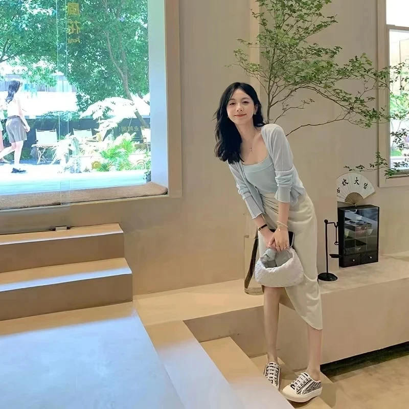 2024 new female designer brand letters casual sports thick bottom small white shoes female canvas board shoes.