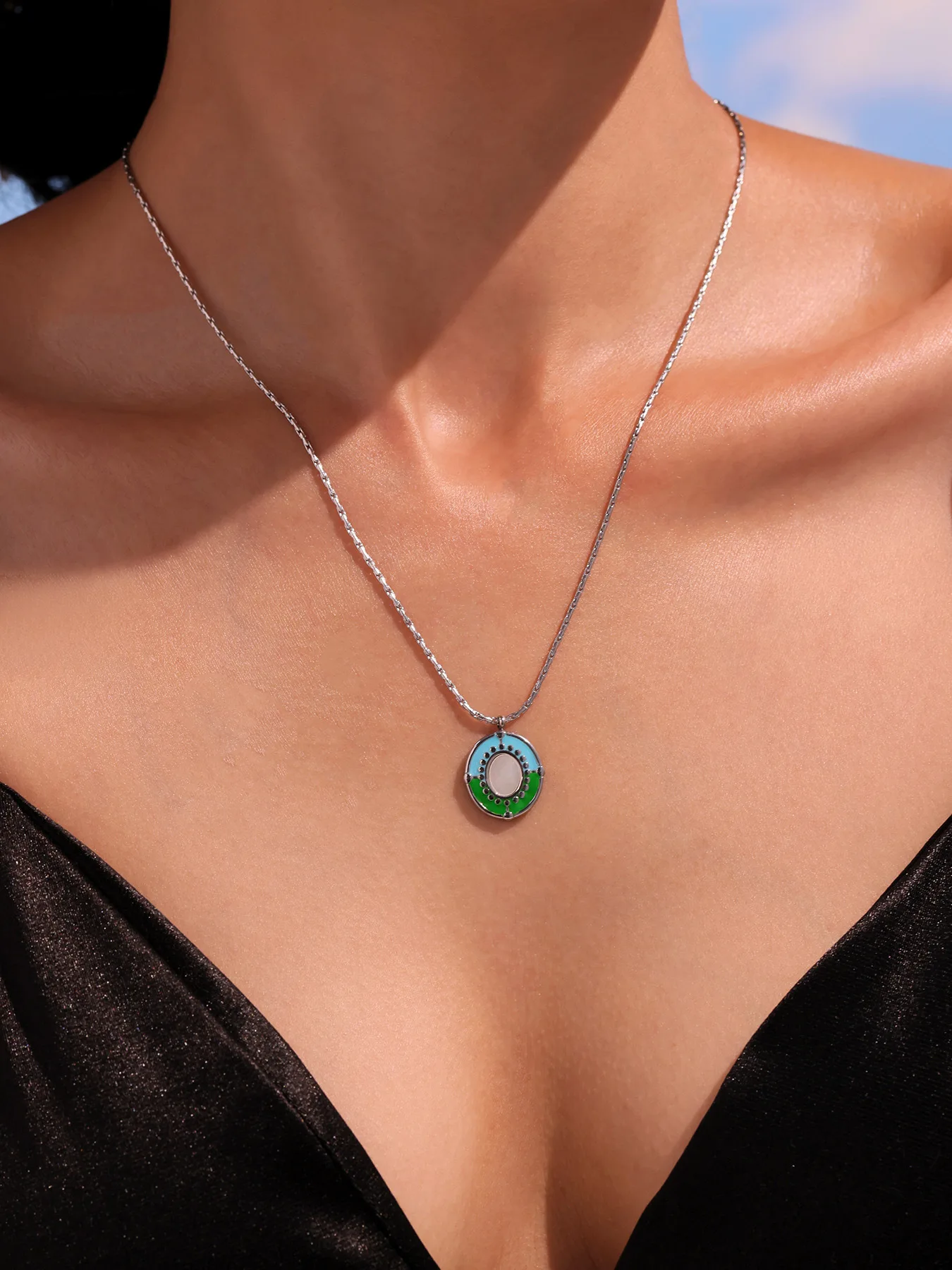 Blau-grüne Emaille-Halskette mit rundem Anhänger für Damen, silberfarben, 316 Edelstahl, Muschel-Mode-Halskette, wasserdichter Schmuck – Detail 3