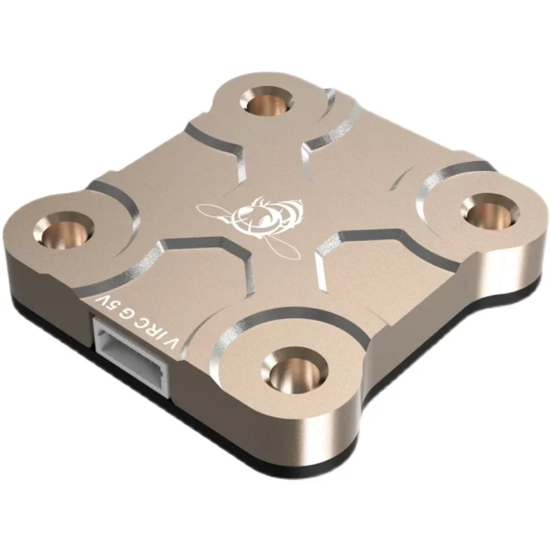Côté du transmetteur vidéo FPV SpeedyBee avec dissipateur thermique et connecteurs