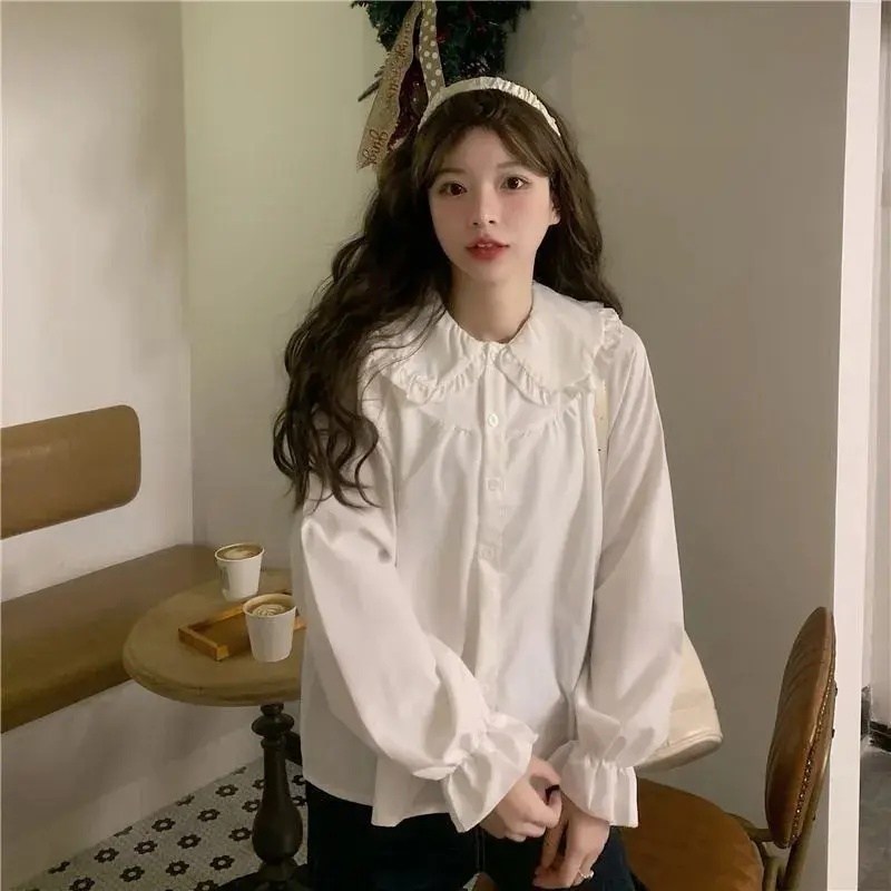 프레피 스타일의 감성적 매력과 우아한 여성미