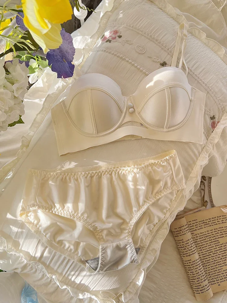 مجموعة الملابس الداخلية الحمراء المستوحاة من طراز...