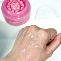 Crème en capsules de collagène rose infusée de nicotinamide, un produit hydratant pour le visage, utilisé pour lutter contre les rides et hydrater la peau. 2