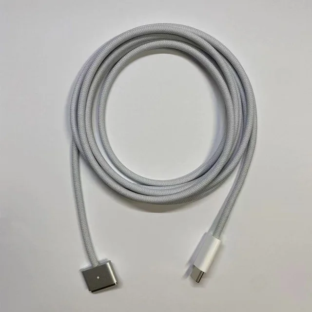 탁월한 USB-C 케이블을 통해 노트북 충전을 간편하고 안전하게 진행해보세요.