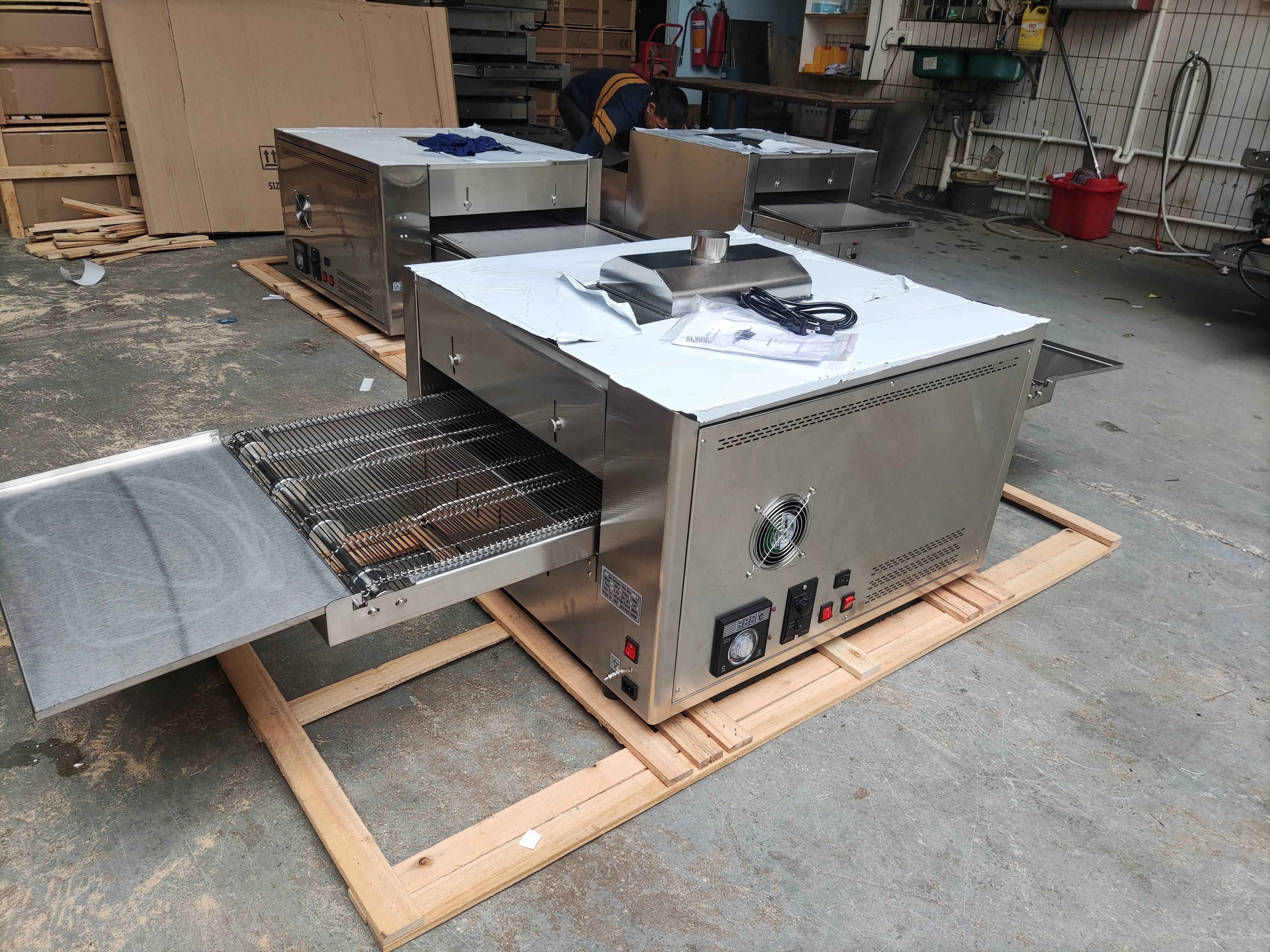 Professional Conveyor Pizza Oven Gas 18 Inch Commercial Pizza Ovens Uniform Temperature and Fast Baking