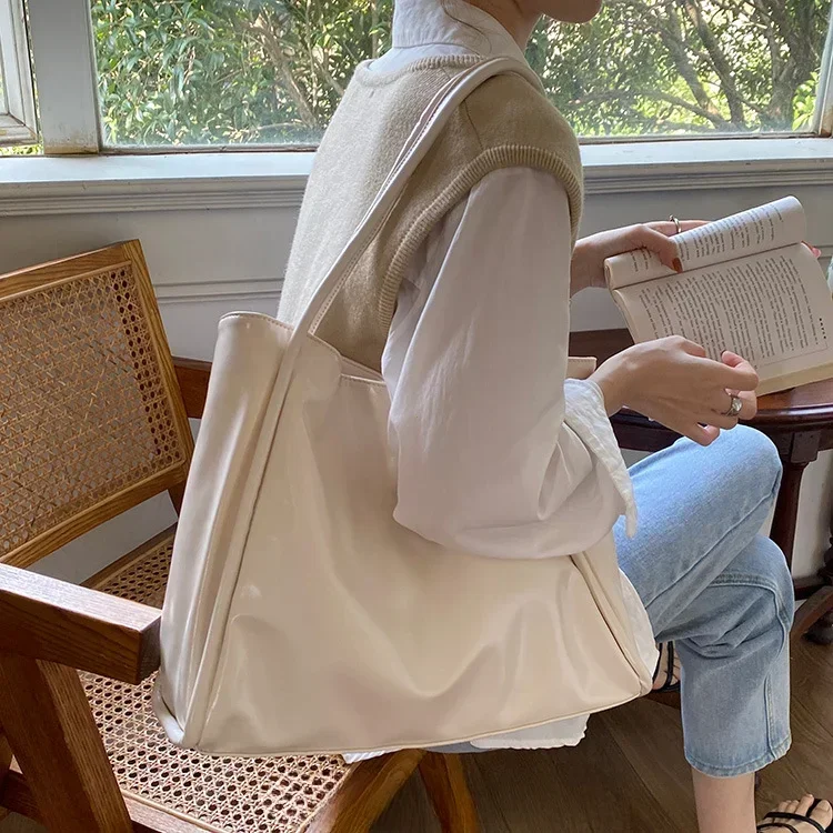 ตัวเลือกสินค้า กระเป๋าถือแฟชั่น สะพายไหล่ได้ จุของได้เยอะ ดีไซน์สวย ใส่ได้ทุกโอกาส