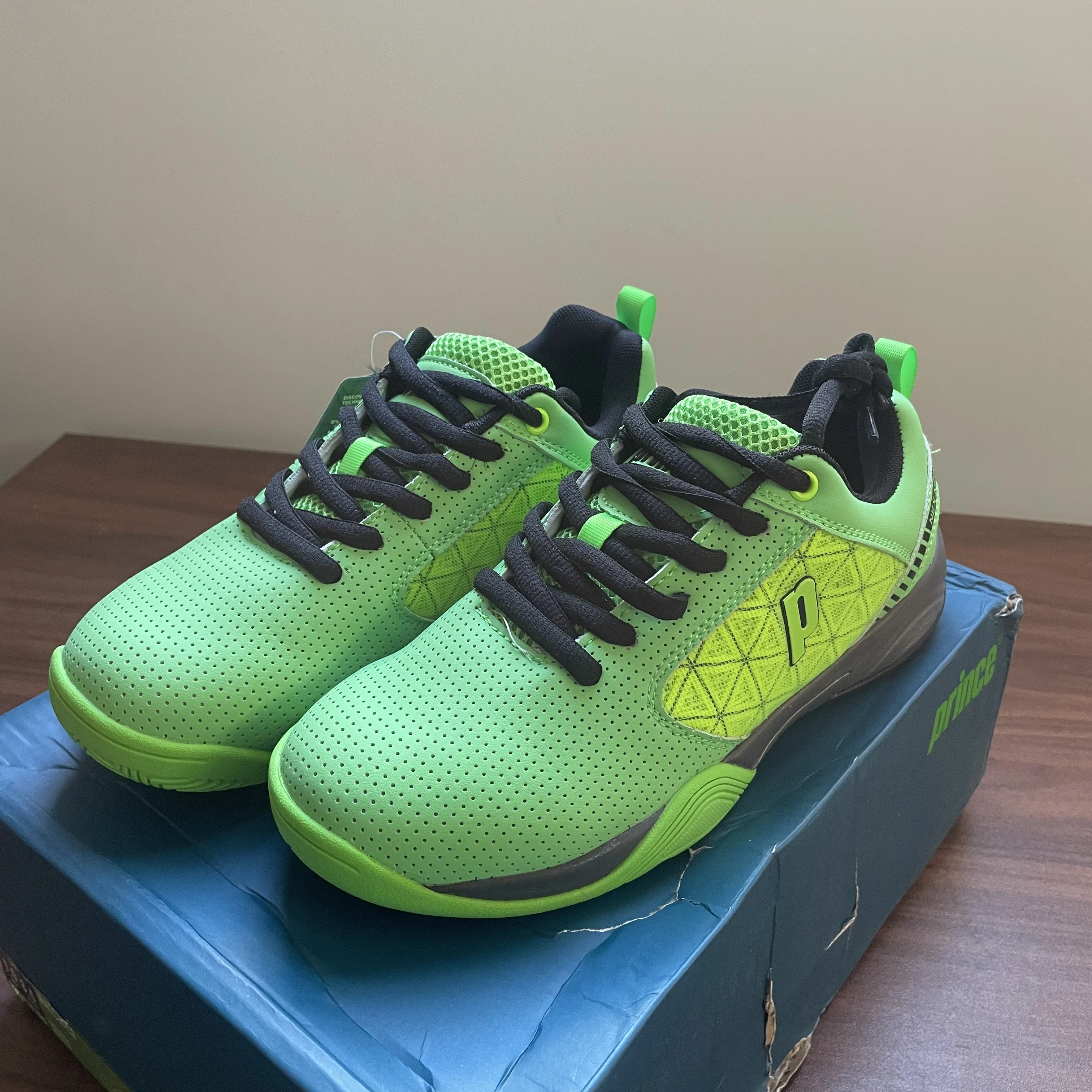 Indoor and outdoor non-slip wear-resistant badminton shoes Mesh breathable table tennis sports shoes Training sports