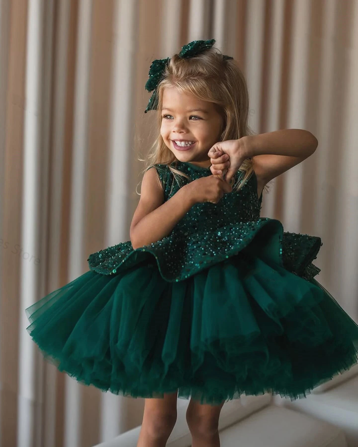 

Green Puffy Flower Girl Dress For Wedging Tulle Tiered With Bows Glitter Sequins knee Length Birthday Children Pageant Ball Gown