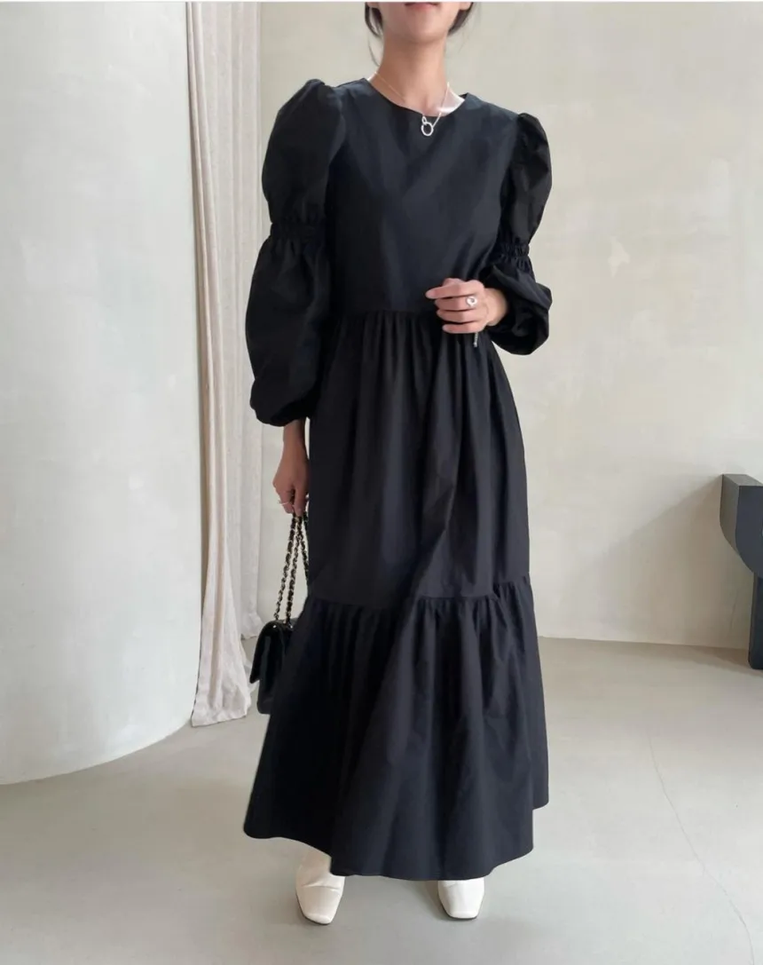 

Простое свободное однотонное платье с круглым вырезом и оборками в стиле ретро