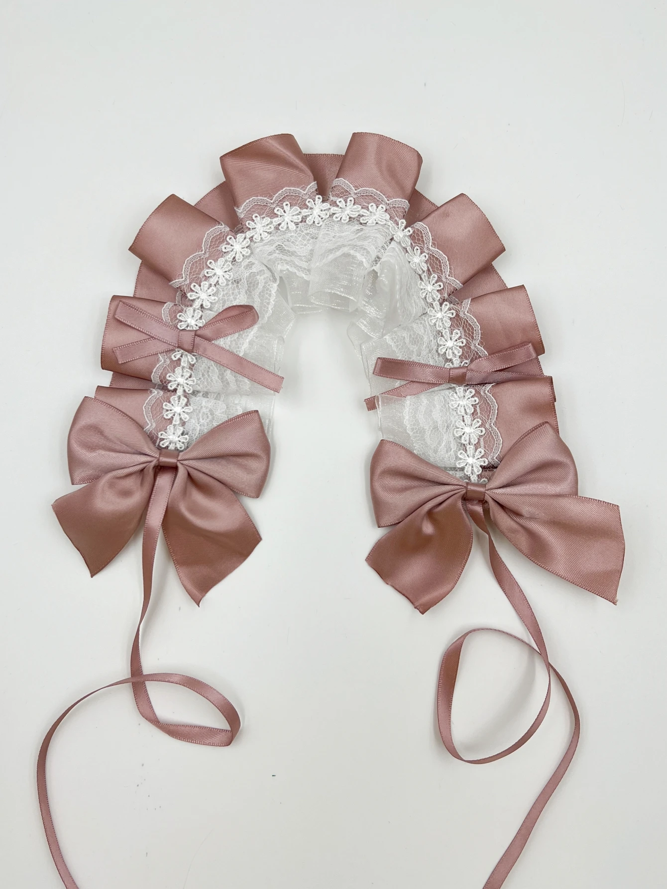 Gothic Lolita Süßes Stirnband in Kontrastfarbe mit Rüschen, Spitze, Schleife und Haarspangen, Anime Maid Kopfschmuck – Detail 3