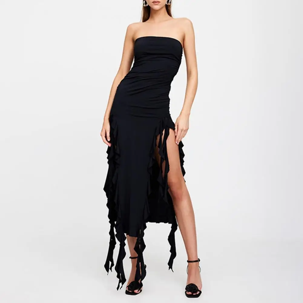 

Платье женское средней длины без бретелек, пикантное Облегающее с оборками и разрезом на подоле, с открытыми плечами, на лето