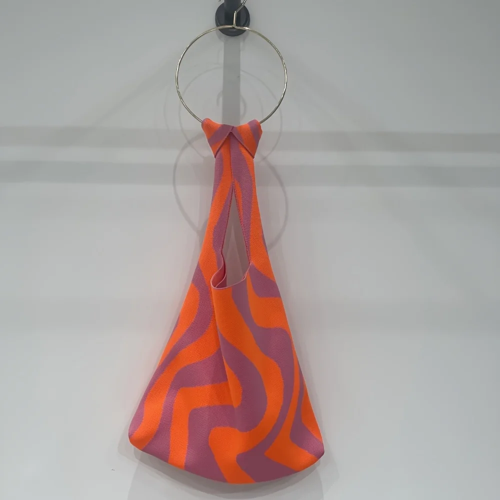 Geometrische Wellenstrick-Damenhandtaschen. Modische orange-grün gestreifte Design-Festschultergurte für lässige oder formelle Anlässe – Detail 9
