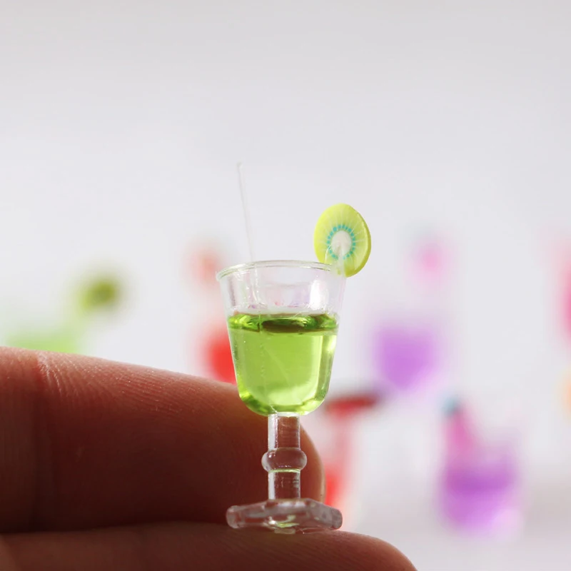4 Stück 1:12 Puppenhaus Dreieck Cocktailglas Puppenhaus Miniatur Zubehör Bunte Glastasse Becher Bar Getränke – Detail 8