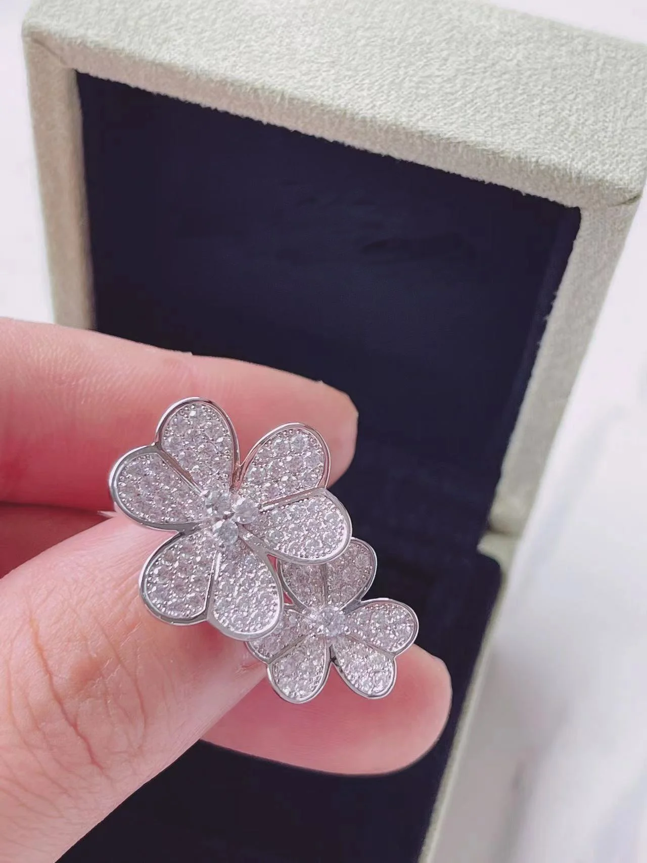 

Fashionable Classic Full Diamond Lucky Clover Ring, Luxury and Luxury for Women to Wear at Wedding Parties