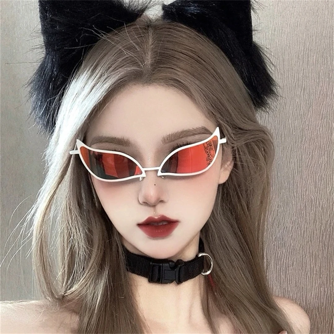 Donquixote PVC Sonnenbrille Doflamingo Cosplay Brille Anime Cat Eye Sonnenbrille für Frauen Männer Lustiges Weihnachtsgeschenk Party Requisiten