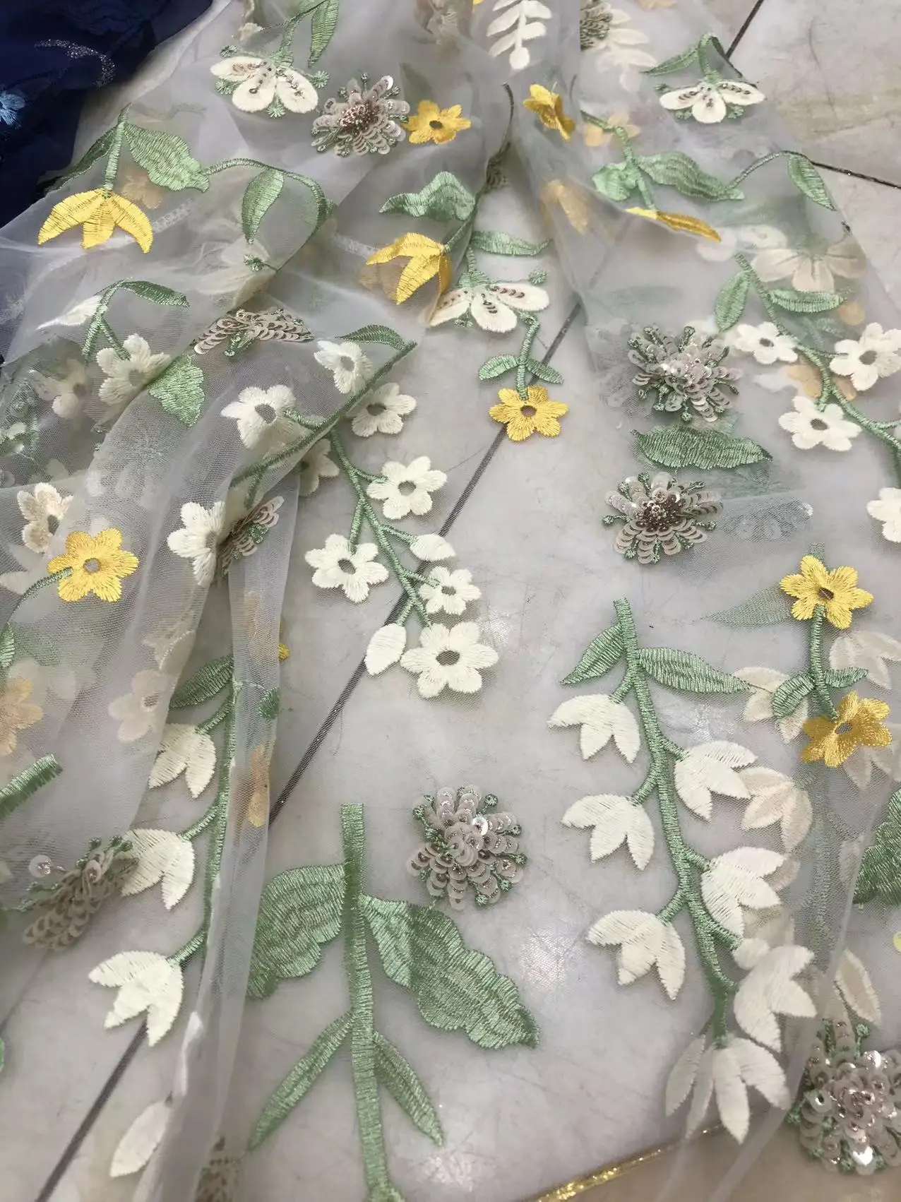 

Fresh and elegant small flower sequin embroidery, good quality and price, comfortable fabric, French tulle lace