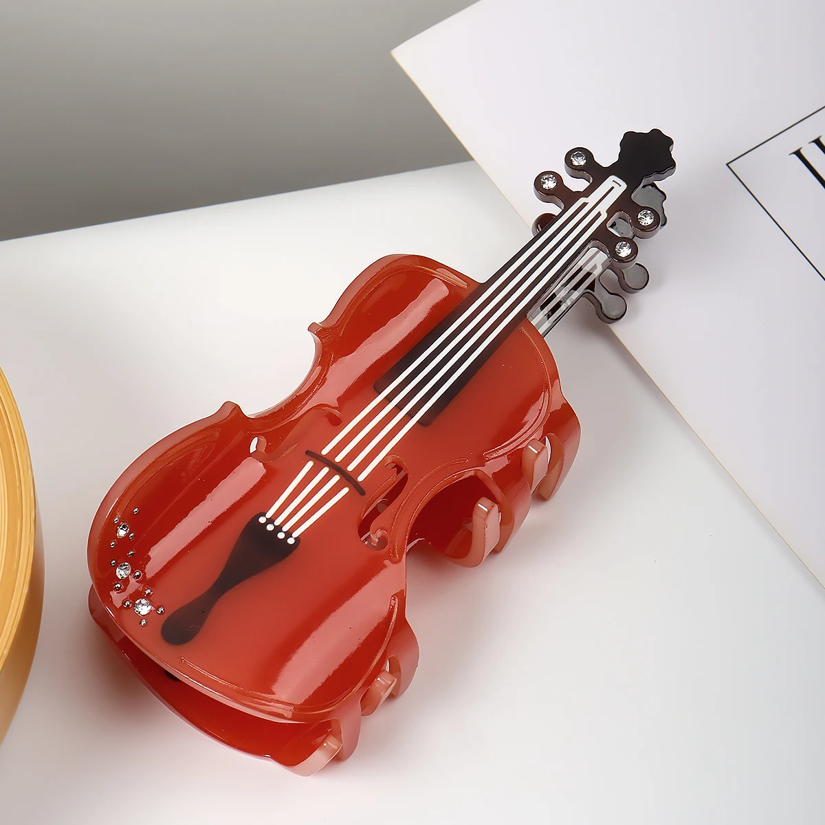 1PC einfacher Spaß kreativ trendige Violine Acryl Klaue Haarschmuck für Damen und Mädchen für den täglichen Gebrauch