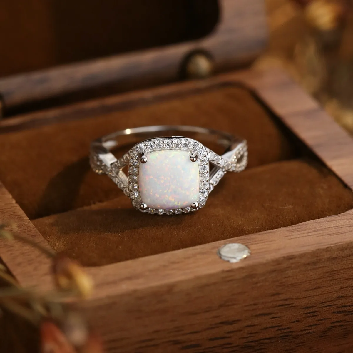 

Новые Самые продаваемые кольца в Европе и Америке, простая квадратная инкрустация бриллиантами, Элегантные персонализированные украшения для женщин