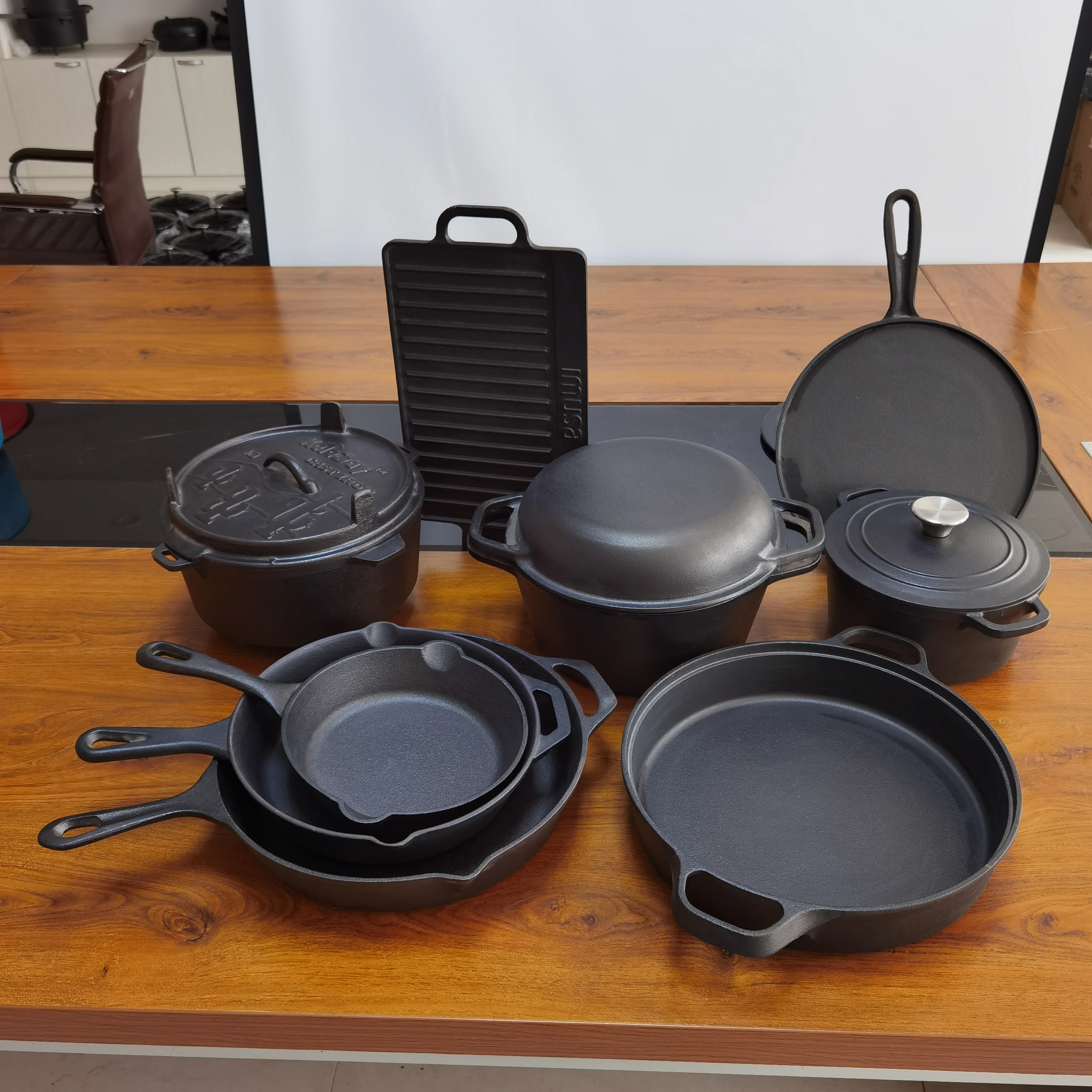China Professional Pre Seasond Cast Iron Pots And Pans Outdoor Camping Cookware Manufacturer