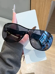 Elegant Women's Sunglasses - Perfect for Summer Vacations, Daily Wear, and Gift Giving (Black)