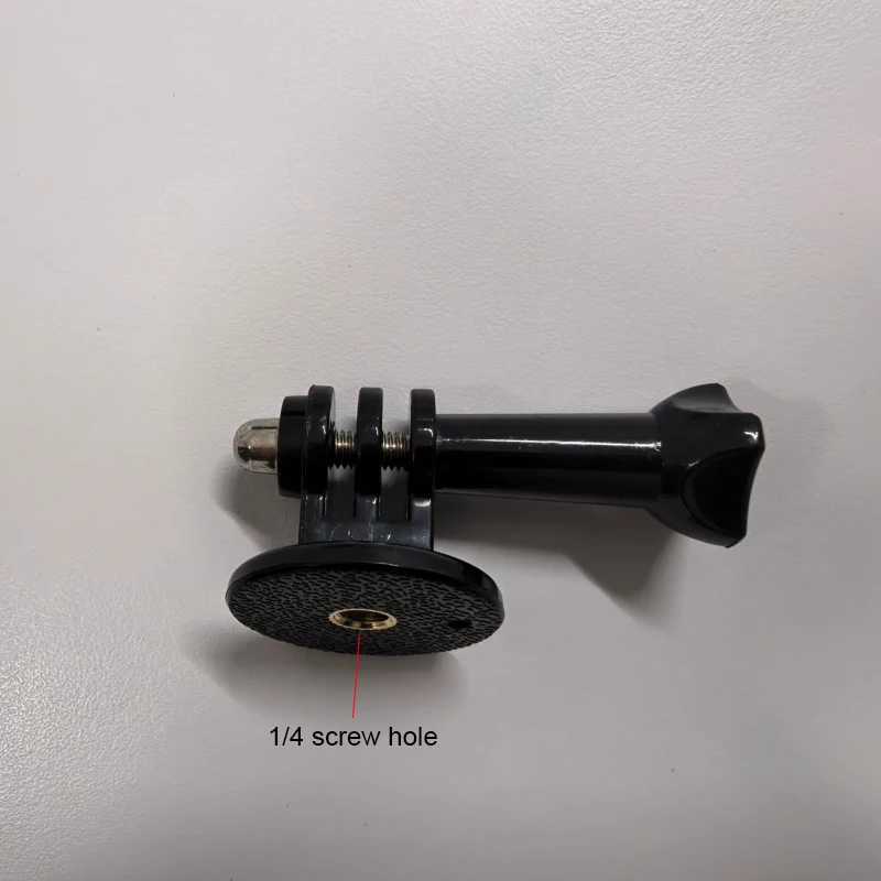 Gros plan sur la vis 1/4 de l'adaptateur trépied universel pour caméra action