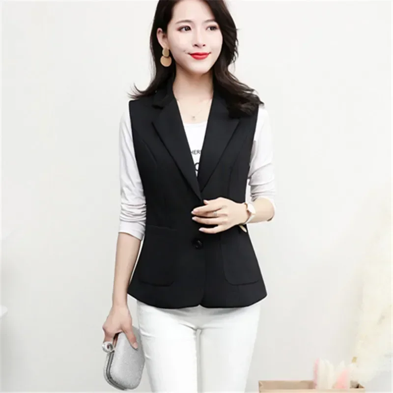 Рисунок 4 - Черные женские костюмы