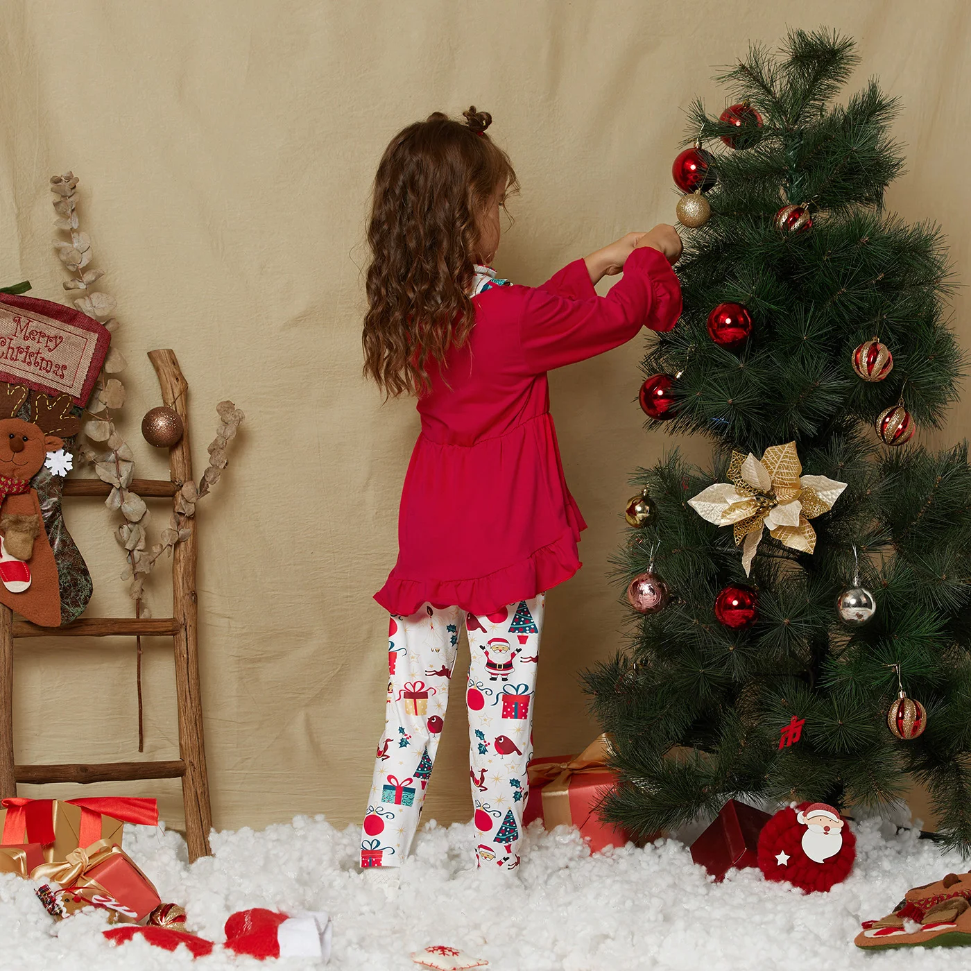 thumbnail image 2 of Conjunto de 3 piezas de ropa navideña para niña pequeña, dobladillo con volantes, mangas largas acampanadas, top rojo, conjunto con estampado de árbol de Navidad de Papá Noel, 2 of 5