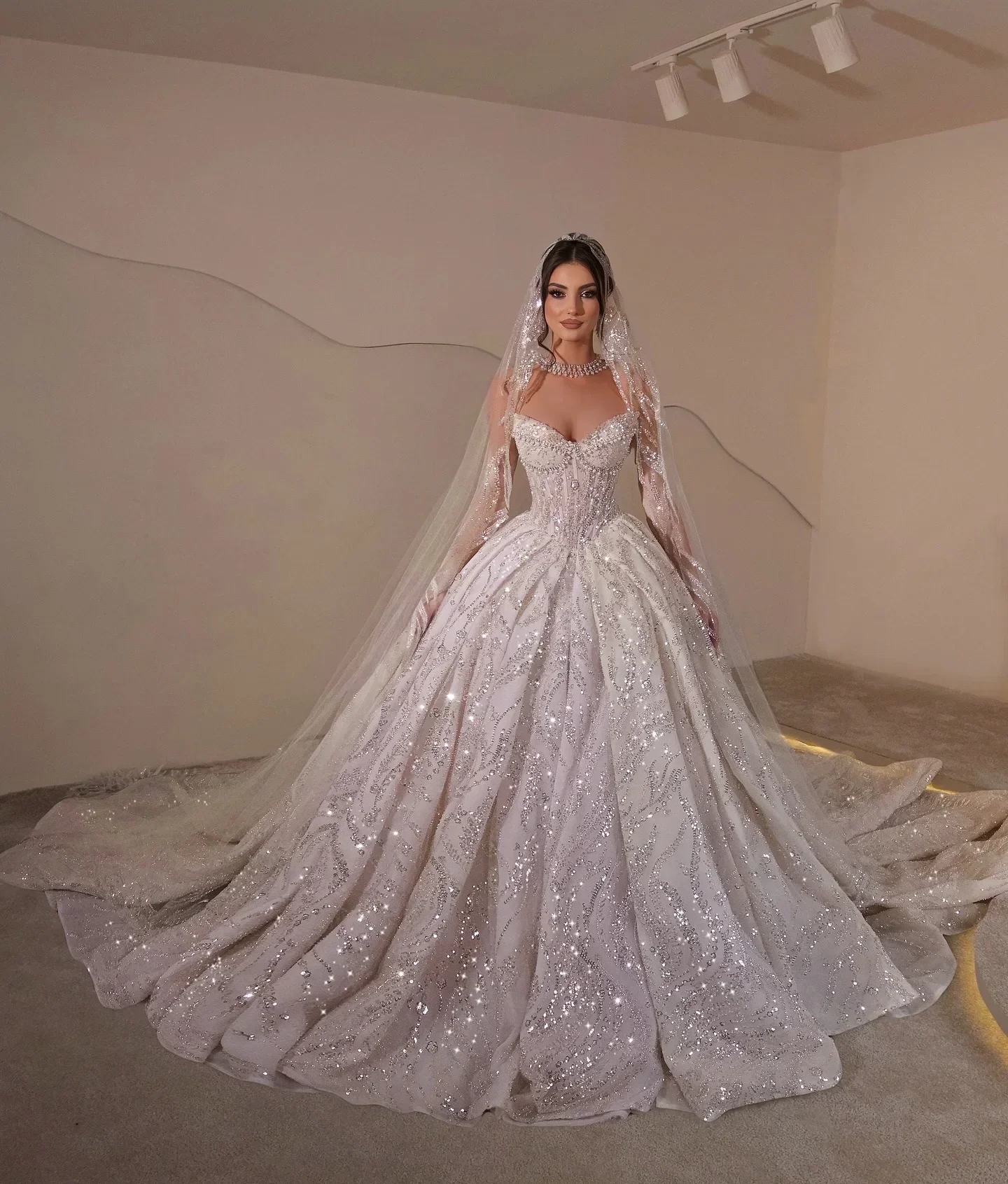 Customized Wedding Dresses Sequins Pearls Lace Bridal Ball Gowns Strapless Sleeveless Princess Bride Dress Vestidos De Novia 2