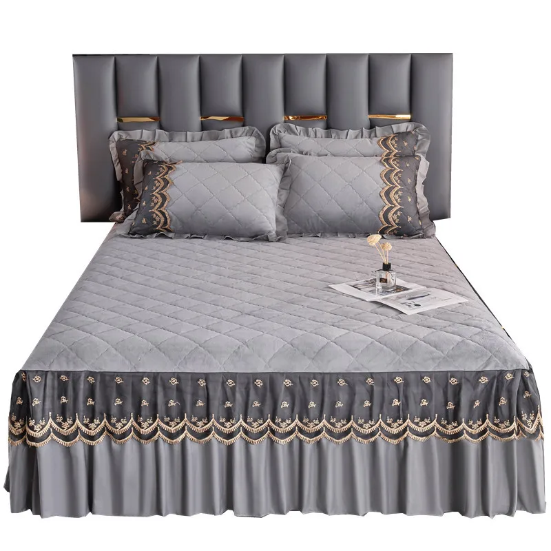 

Single piece cotton padded bed cover with thickened coral velvet bed cover
