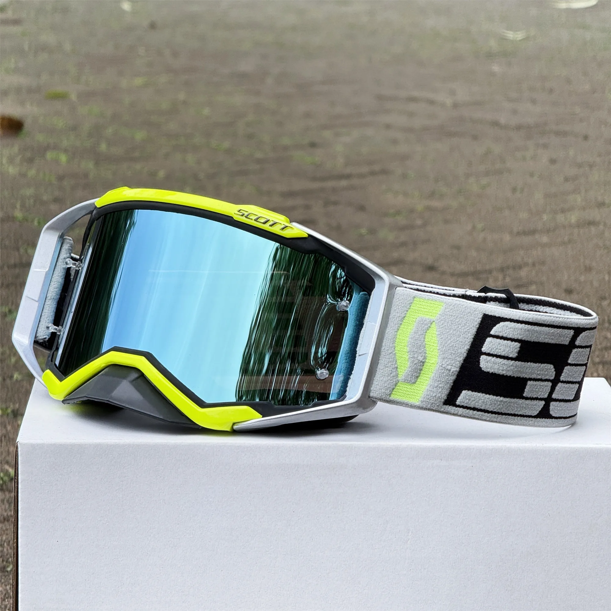 Demi-masque filtrant réutilisable avec cartouches, vue de profil, protection respiratoire fiable.