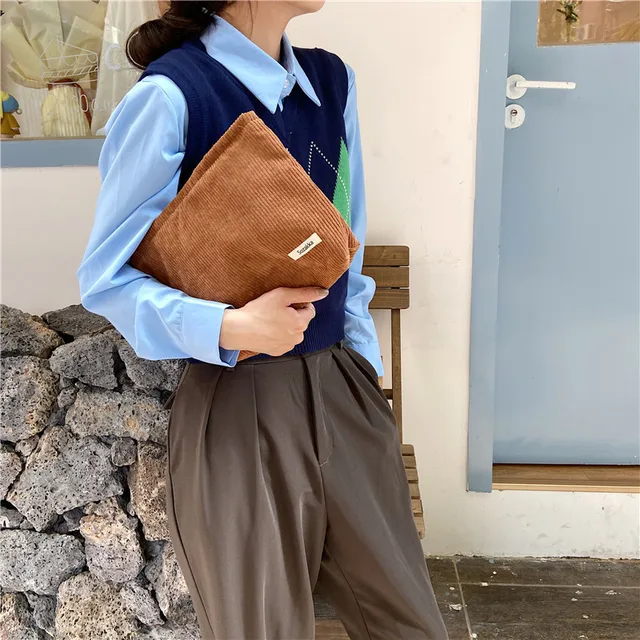 휴대용 보관 가방으로 여행 시 메이크업 물품을 편리하게 정리할 수 있는 여성용 코듀로이 화장품 가방