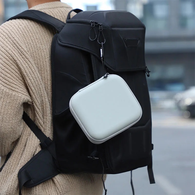 DJI Flip placé dans l'étui de protection, prêt à être transporté en toute sécurité. Achetez l'étui de protection pour DJI Flip.