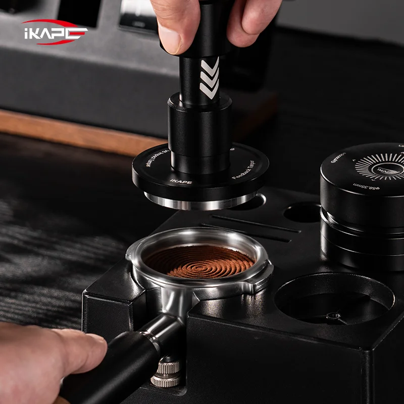 مكبس الإسبريسو IKAPE V6، المزود بخاصية التغذية الراجعة الصوتية، متوافق مع الفلاتر المحمولة بأحجام 51 مم/54 مم/58 مم، ويتميز بنوابض قابلة للتبديل بأوزان 15 رطلاً/30 رطلاً.